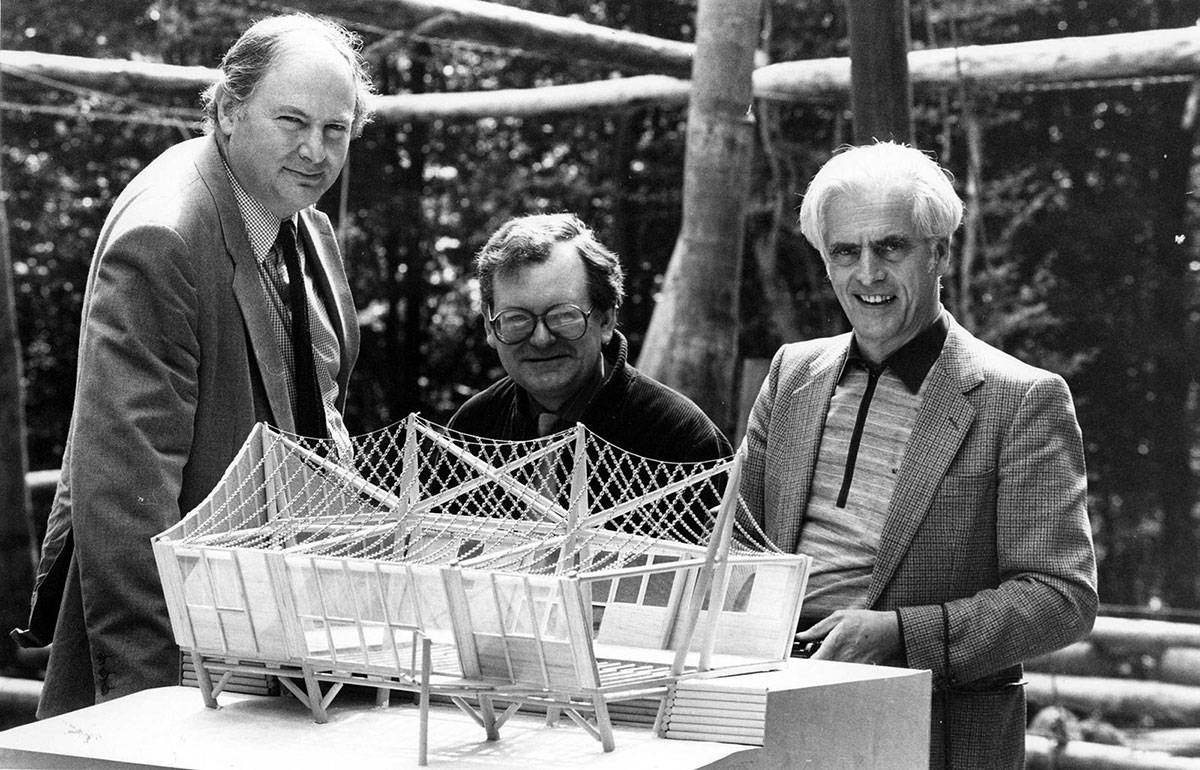 Richard Burton，John MeanceCece和Frei Otto与木材结构模型合影
