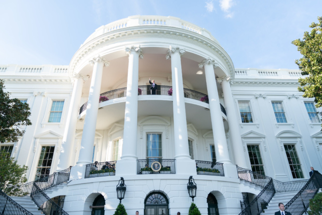 白宫的照片，一种新古典主义结构，类似于新的执行订单中的建筑物