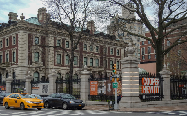 Cooper Hewitt博物馆的外观在纽约;嘉罗琳鲍曼总监鲍曼最近被迫下台了