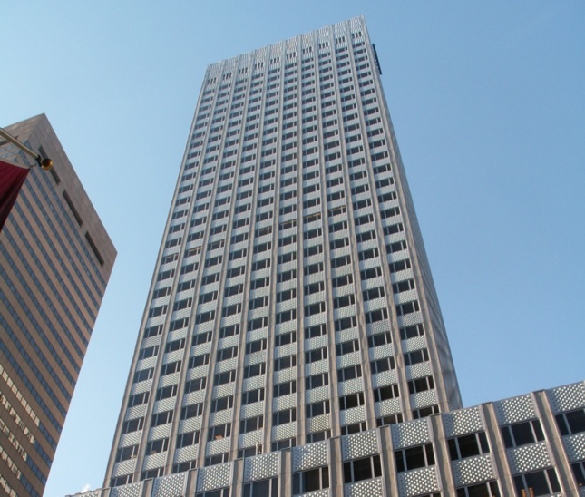 向上看的照片在与厚厚的铝制覆盖物的Midcanture办公塔