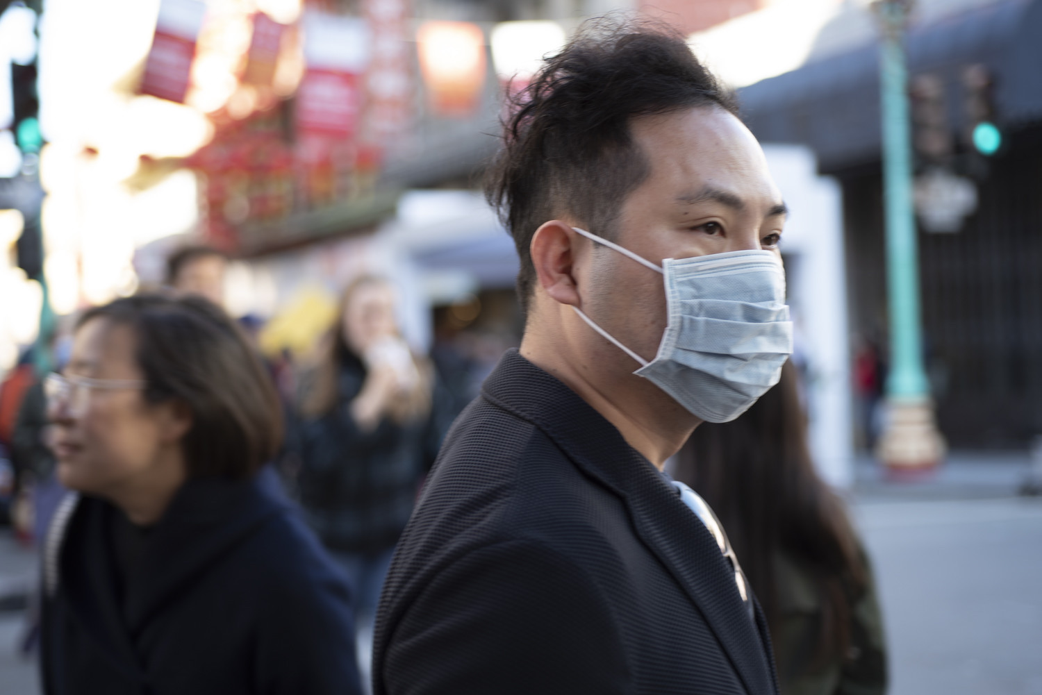 街上一个戴着防毒面具的男人。许多受欢迎的活动都因冠状病毒而重新安排
