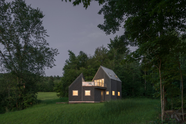 佛蒙特州的一间小屋在黄昏时的绿色风景