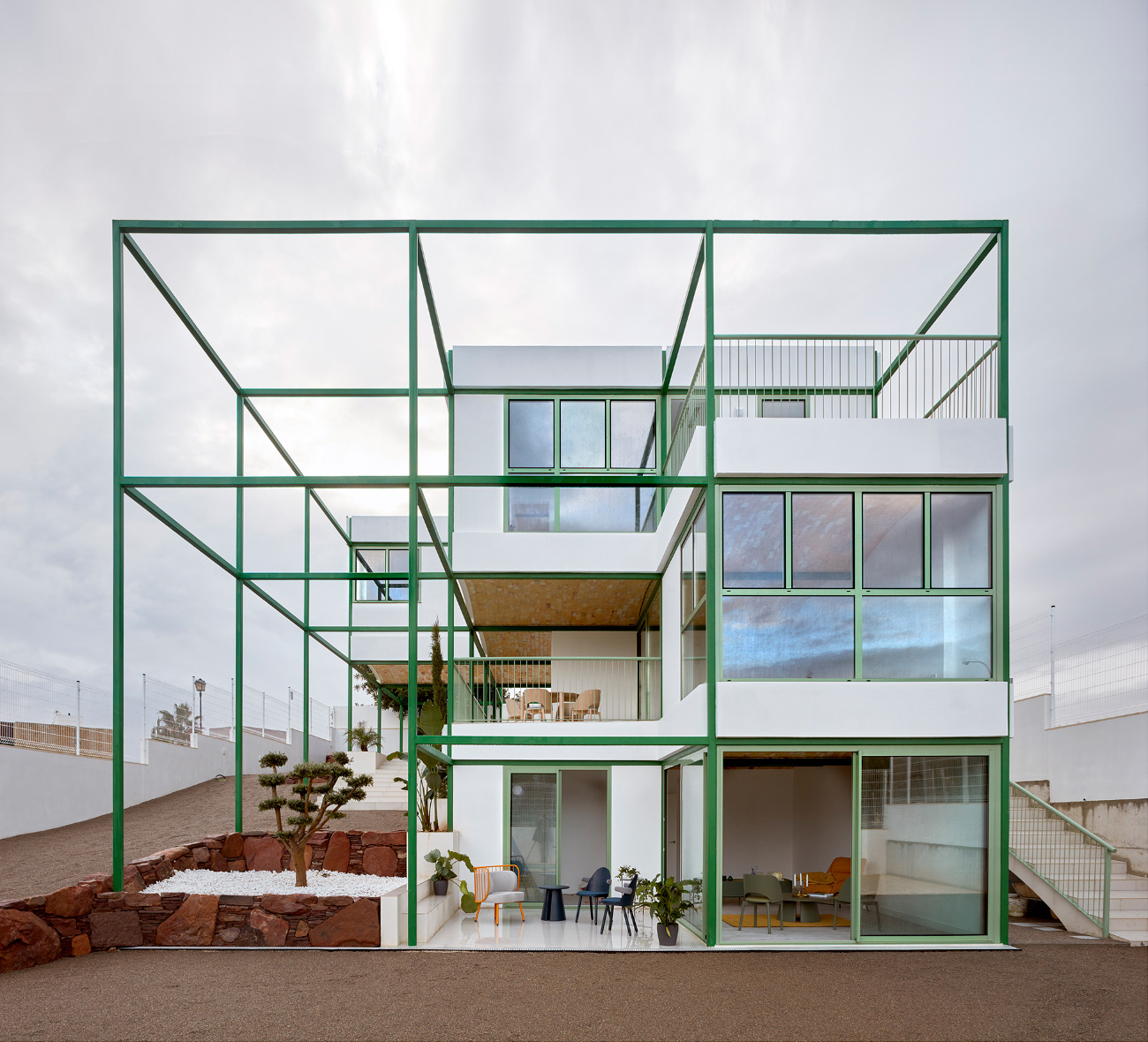 一个带有绿色金属栅格的家庭，围绕它，由空间流行设计