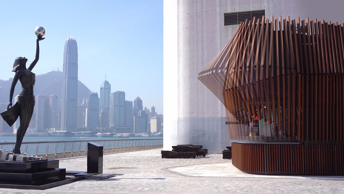 木材罚款的亭子的图象在港口前面的与摩天大楼可见在背景中和在前面可见的雕象。覆盖在图片上是木翅片，均打开和关闭。
