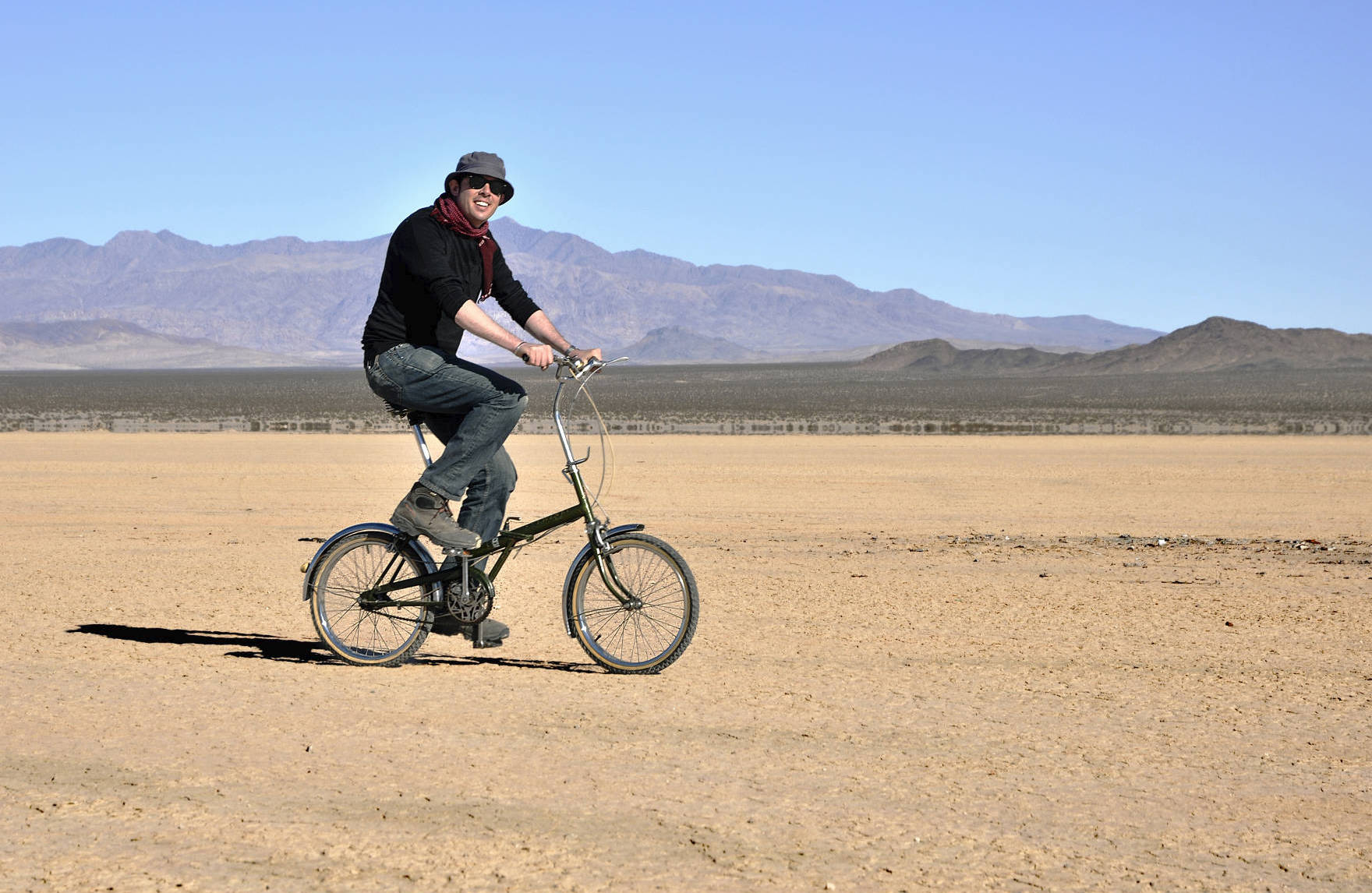 一个人骑着自行车穿越沙漠