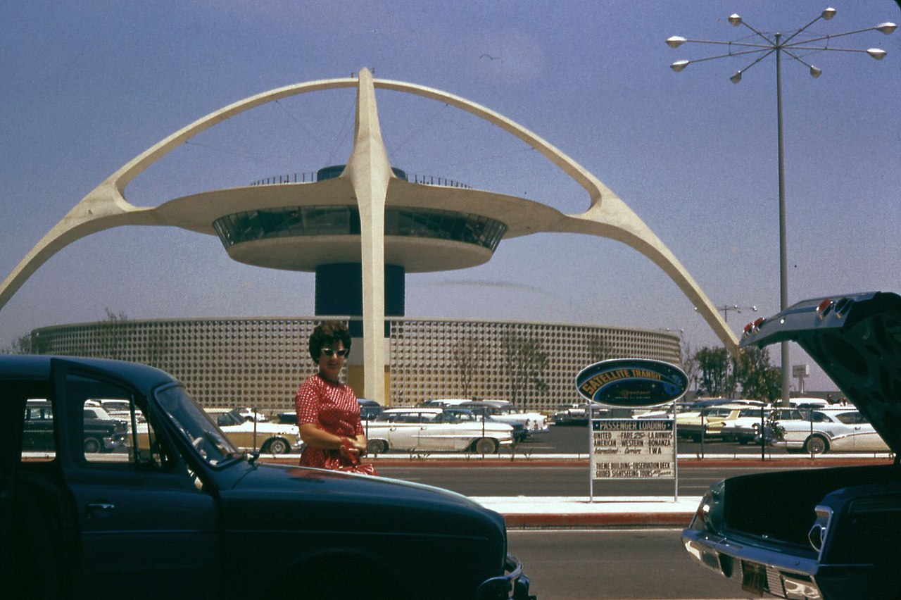 洛杉矶国际机场的主题建筑，由混凝土墩支撑的中央板