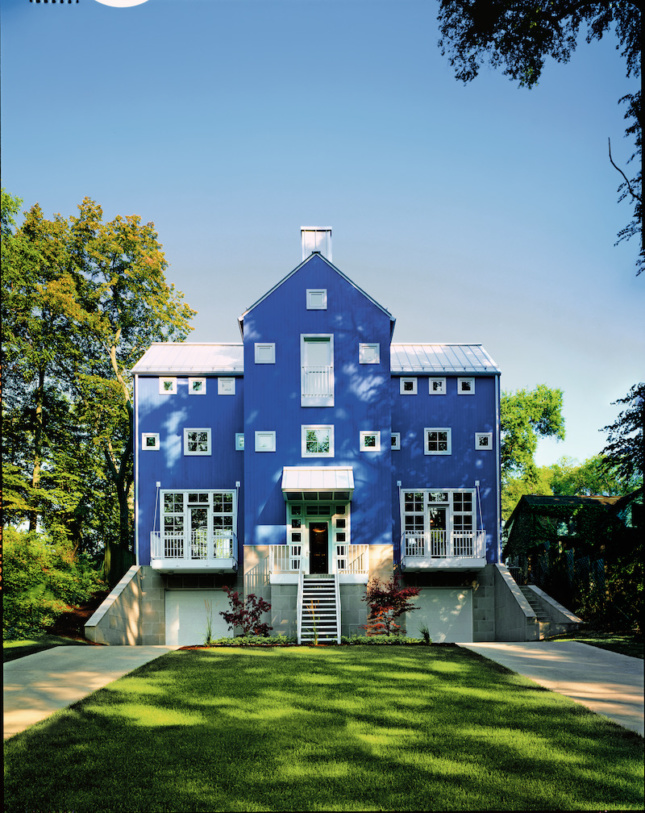 涂成蓝色的后现代主义房屋