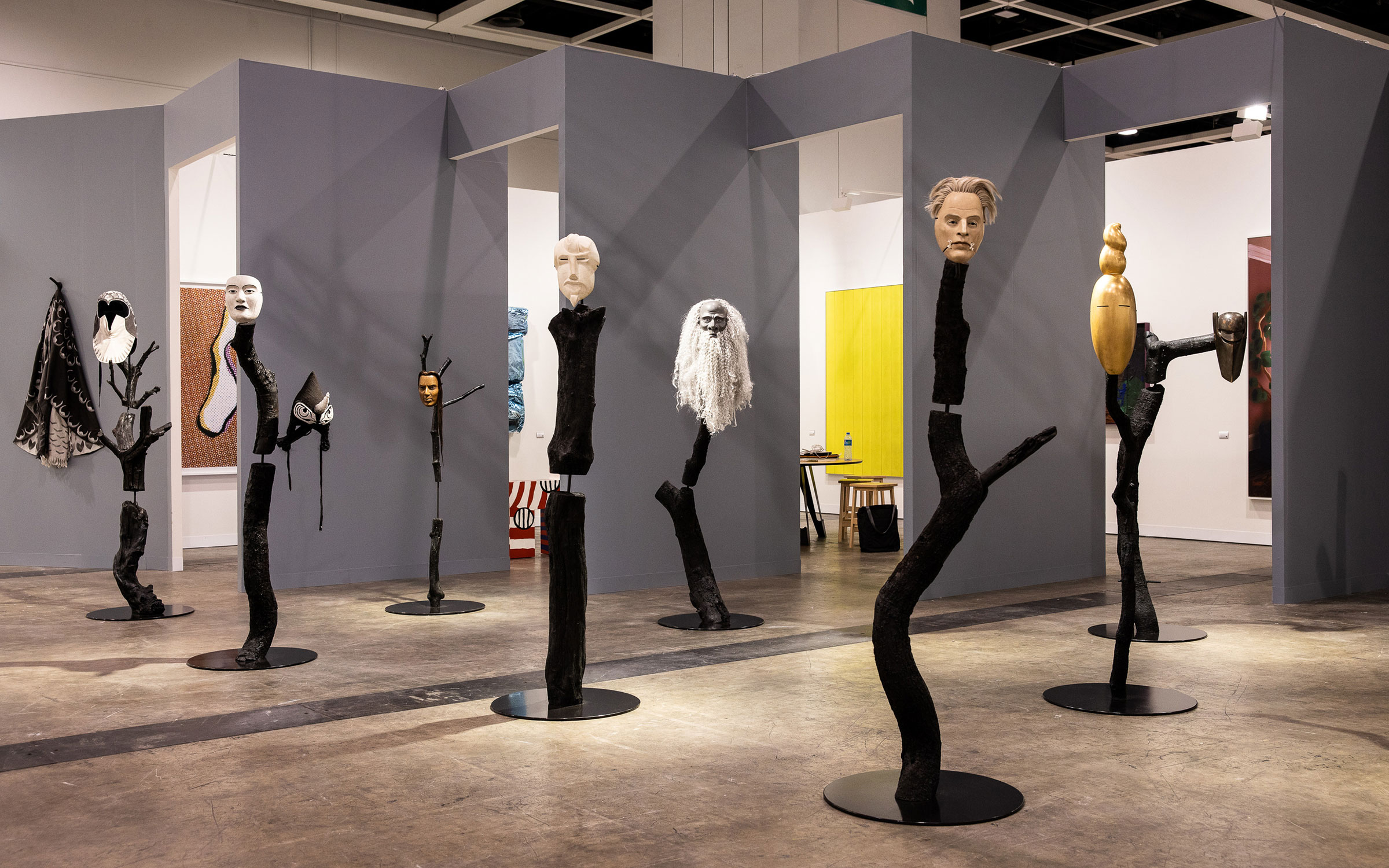 香港巴塞尔艺术展(Art Basel Hong Kong)的一个房间里展出了八件雕塑