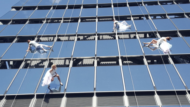 摩天大楼上的空中舞者