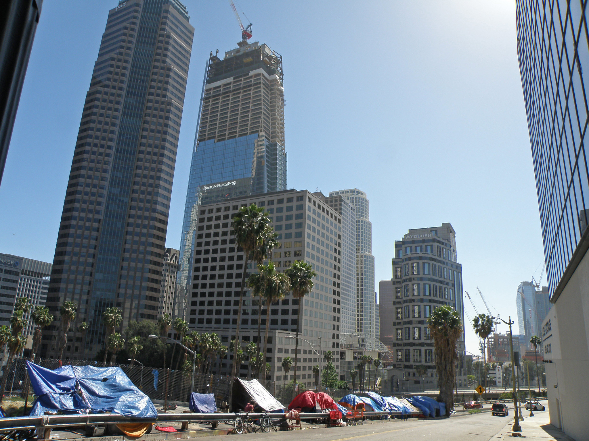 帐篷顶着洛杉矶的天际线