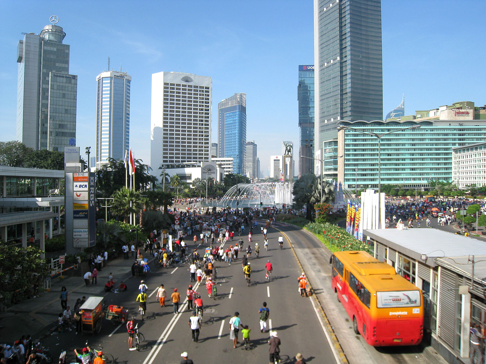 街上的人，远处的摩天大楼;雅加达,印度尼西亚