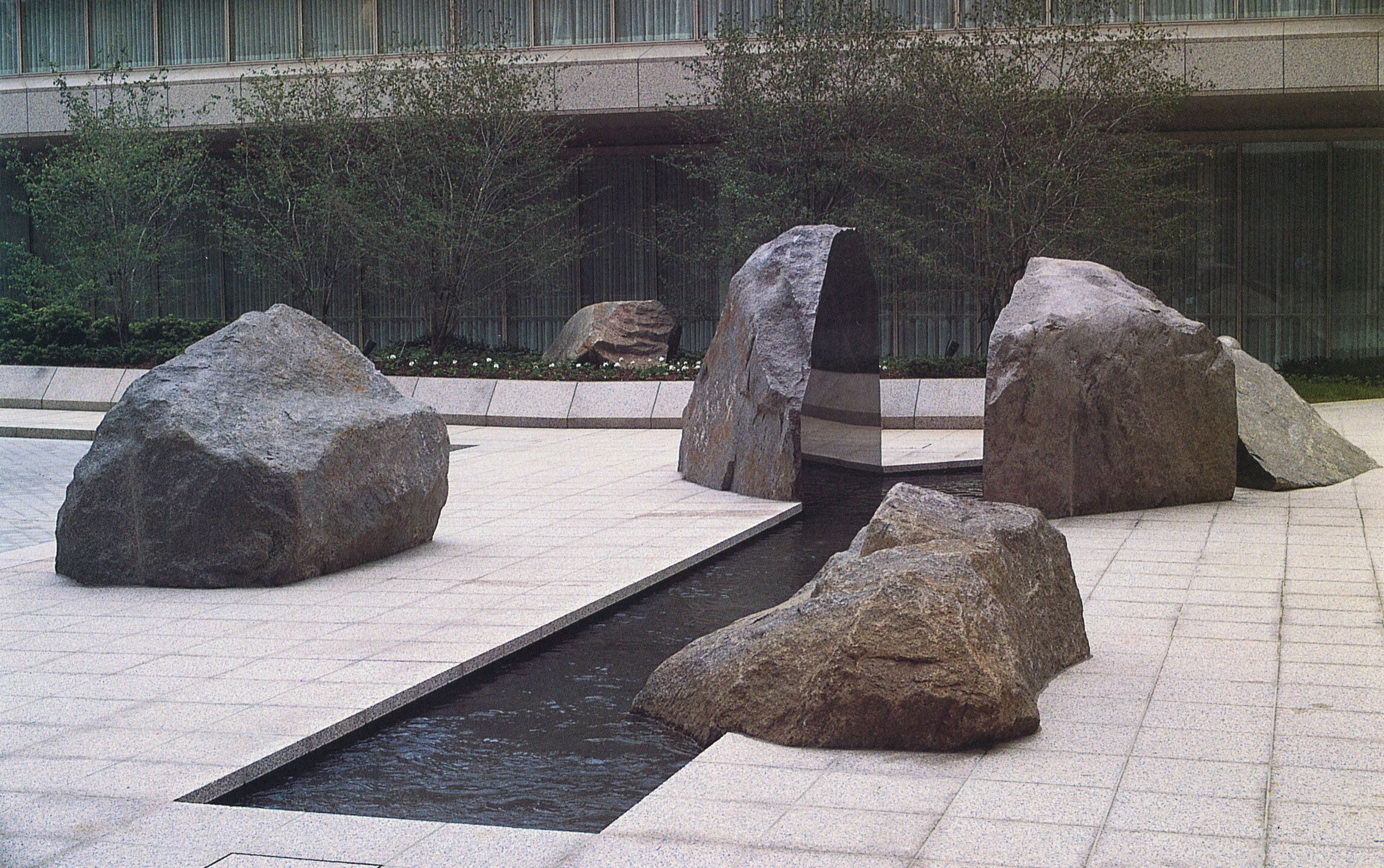 马拉巴雕塑的外部照片，分裂花岗岩岩石，在现代主义庭院里