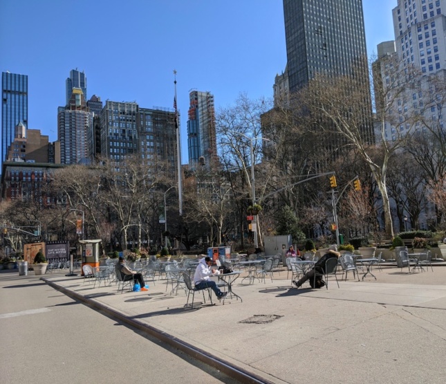 在冠状病毒期间，曼哈顿公园保持社交距离