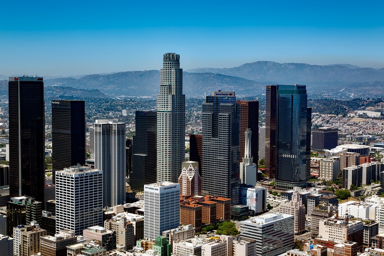 山背景下的洛杉矶天际线，2020年AIA大会将在这里举行