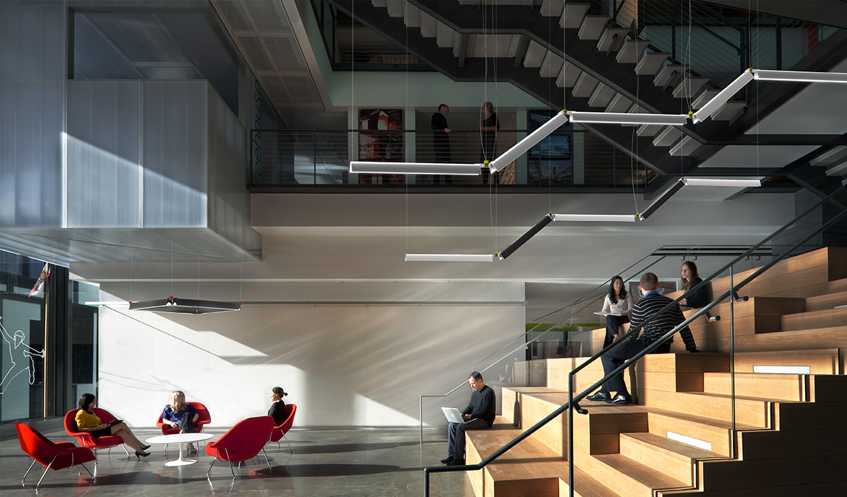 多层办公空间的内部与可分楼梯和模块化照明设备