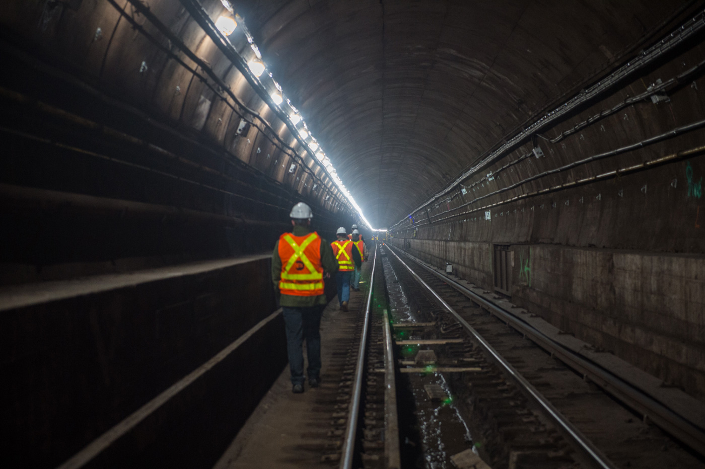 建筑工人穿过L线隧道