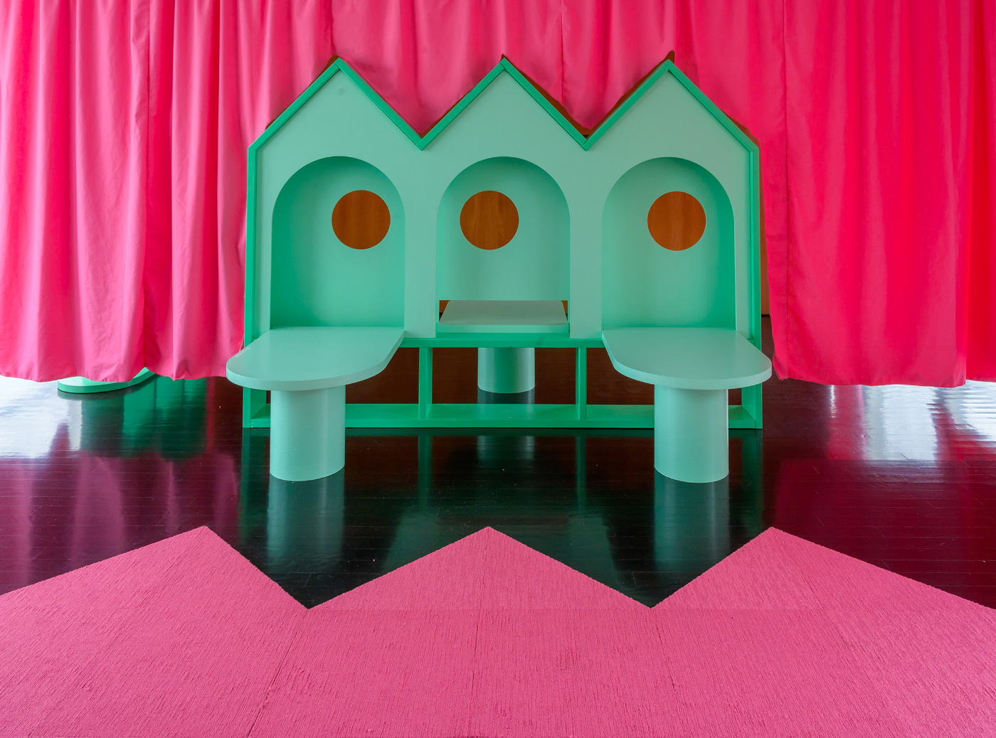粉红色窗帘前的绿色房子一样的家具