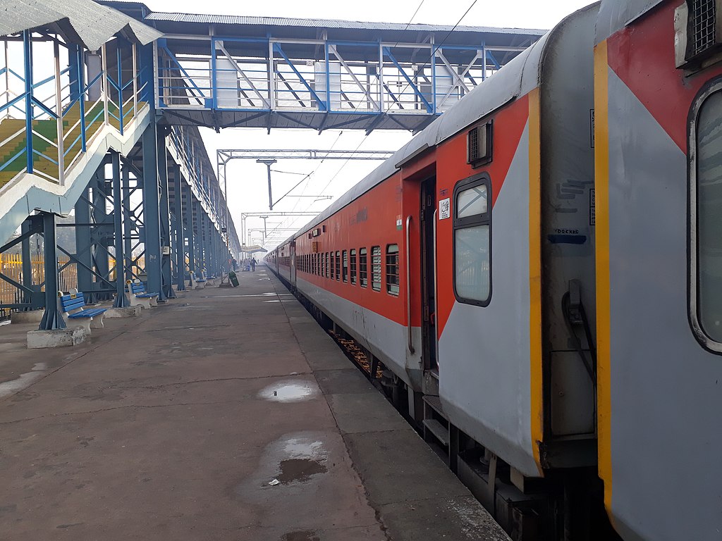Indian Railways converts old train cars into coronavirus ...