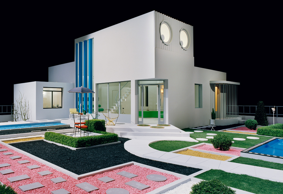 一个现代主义房子的外观有五颜六色的庭院，从雅克tati电影