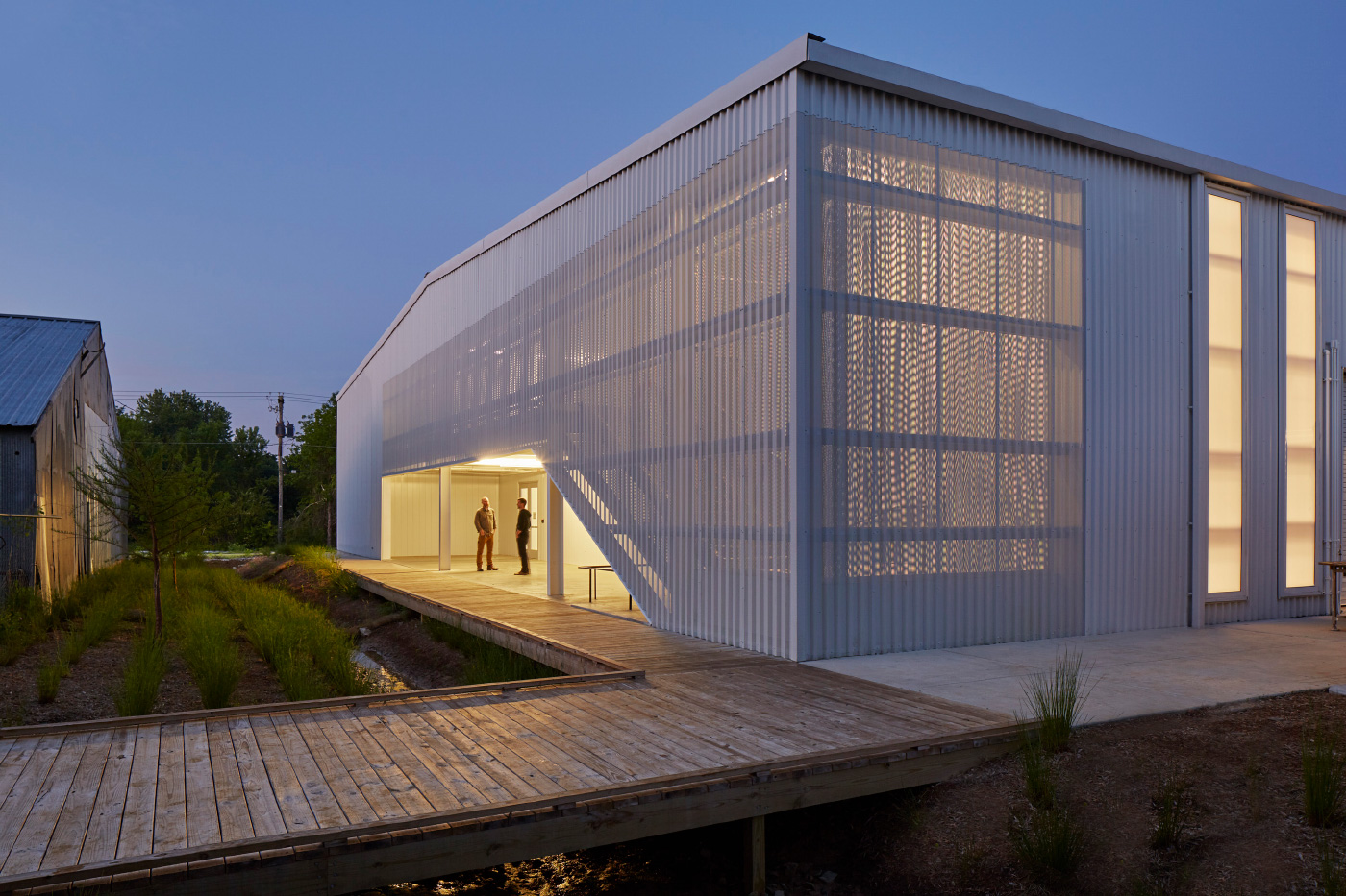 为阿肯色大学设计的一个用穿孔铝板覆盖的仓库
