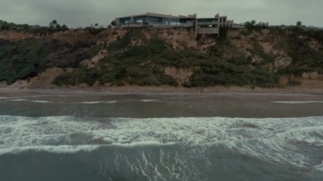 海洋和小山上的房子，为Westworld拍摄
