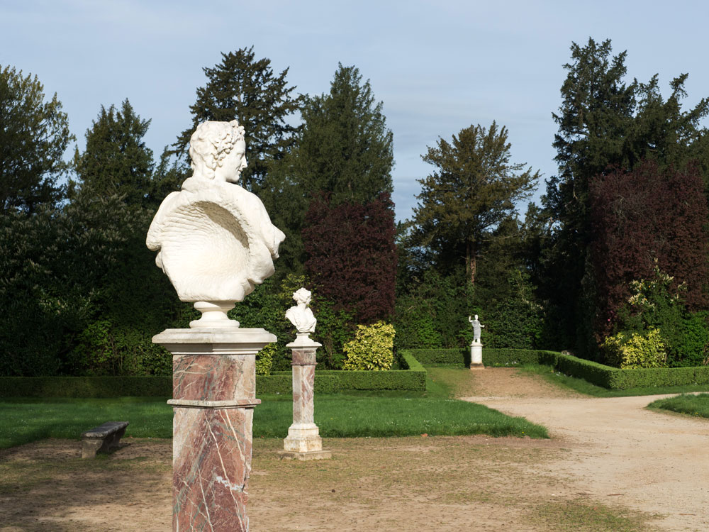 白色雕象在凡尔赛宫的宫殿风景公园