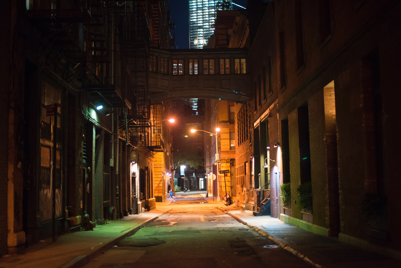 曼哈顿空的街道在晚上，。DDC在公共设计工作中暂停了