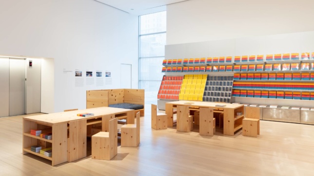现代艺术博物馆的一个胶合板阅览室