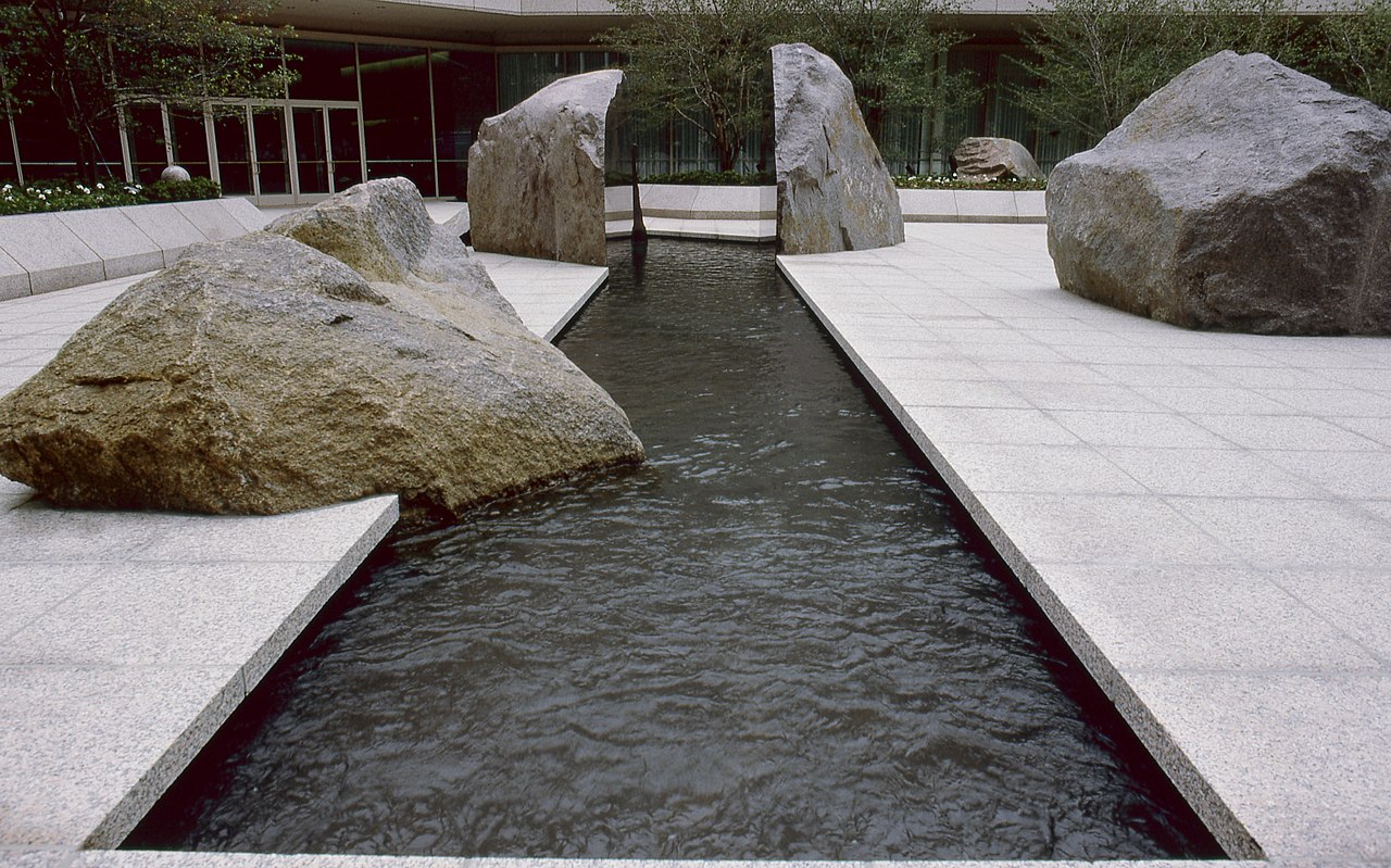 围绕反射池的雕塑安装