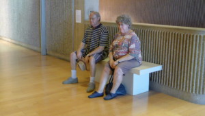 长椅上的老夫妇，杜安汉森的栩栩如生的雕塑，可能会受到博物馆关闭的影响