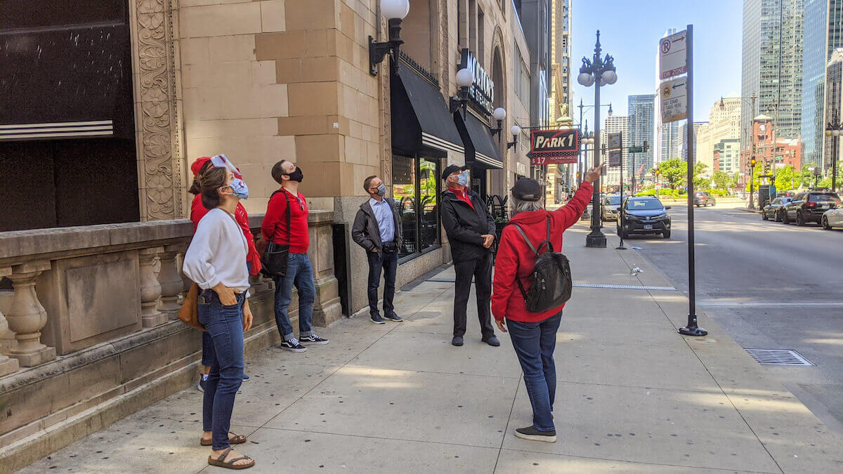 一个小组参加了芝加哥的建筑徒步旅行