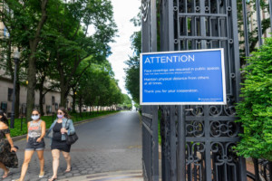 哥伦比亚大学有一个标志，解释它因为冠心病而关闭，因为有很多建筑学校