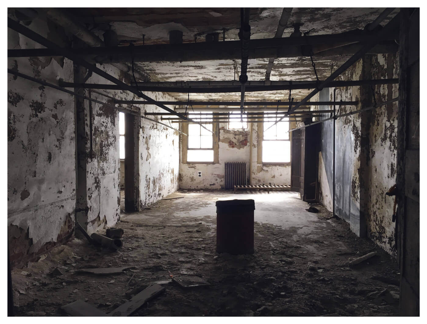 一所废弃医院的内部，由杰夫·马诺拍摄