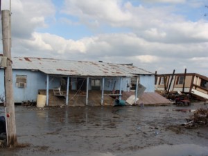 一个被风暴摧毁的小镇，需要气候恢复措施