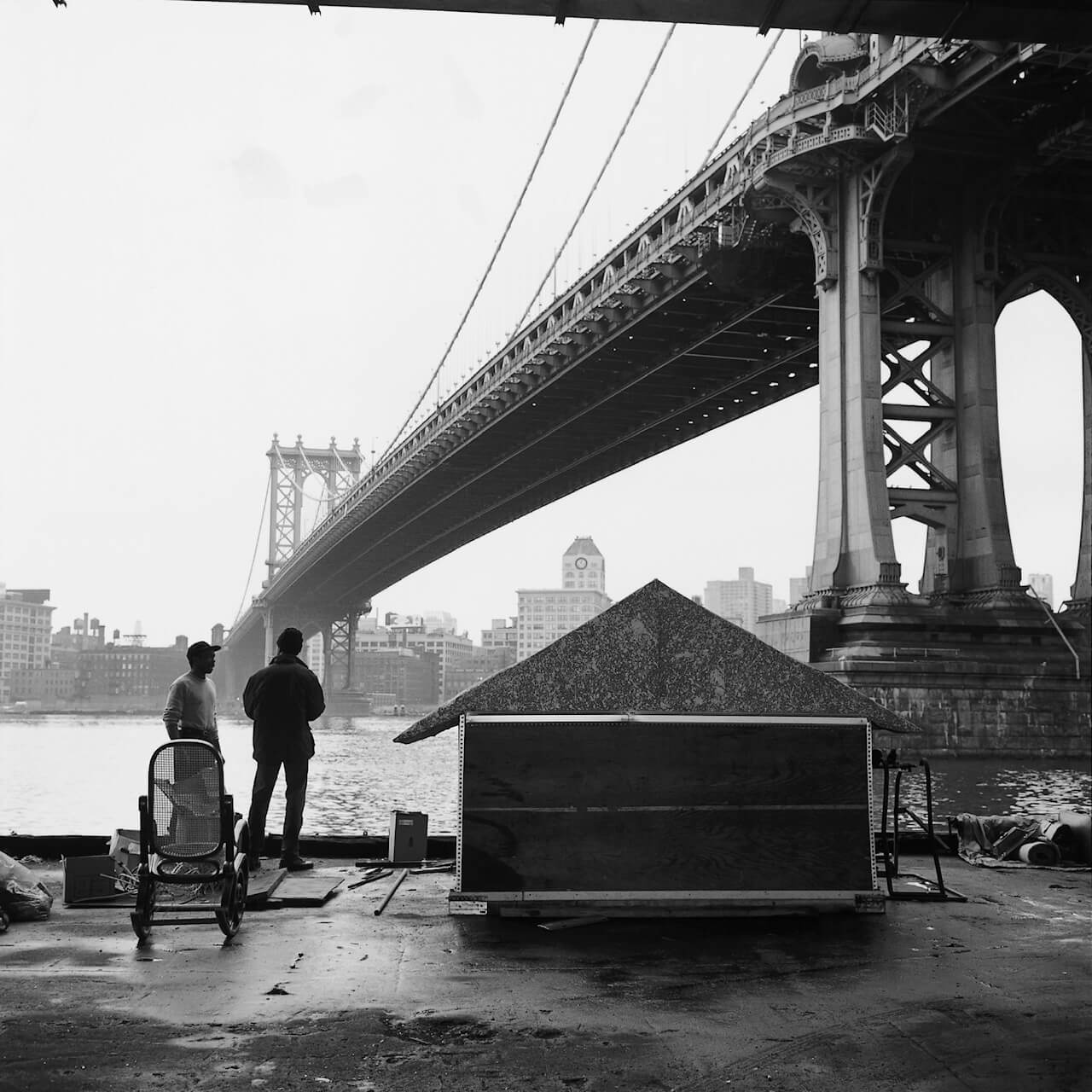 玛格丽特·莫顿拍摄的一座桥的黑白照片