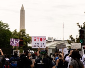 前进反对与华盛顿纪念碑的种族不公正的抗议者在背景中