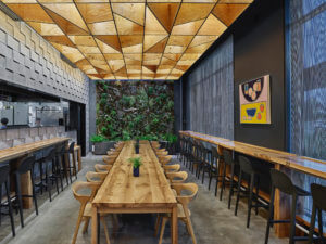 一家马克隆布莱克威尔设计的拉面餐厅，拥有胶合板天花板