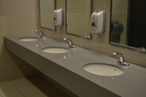 公共厕所将必须配备新的非触摸技术，如传感器水龙头和自动门，以防止细菌传播，并可能防止第二波冠状病毒的传播。