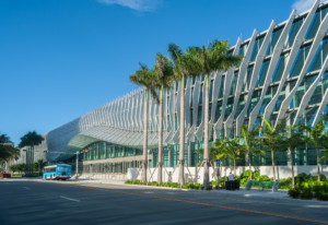 迈阿密海滩会议中心有起伏的鳍