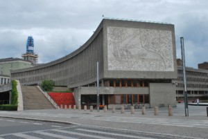 茅草壁画在奥斯陆的Y-Block，一座长的野蛮主义建筑