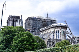 巴黎圣母院柱子失火