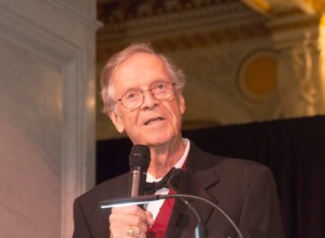 John W. Hill，一个年纪较大的人，在马里兰大学发表演讲