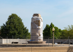 芝加哥公园里的一个空雕像底座，一张脸露在外面