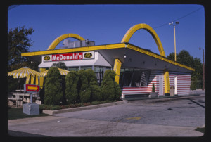 麦当劳免下车餐厅的复古照片