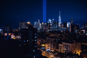 这是在曼哈顿天际线的灯光下拍摄的纪念照