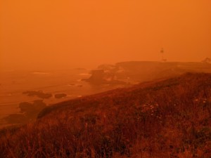 西部森林大火带来的橙色天空窒息了建筑工地