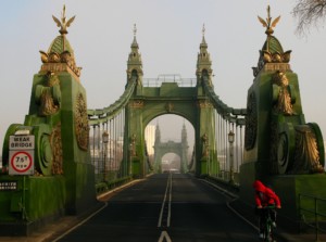 一名骑自行车的人从伦敦的哈默史密斯桥出来