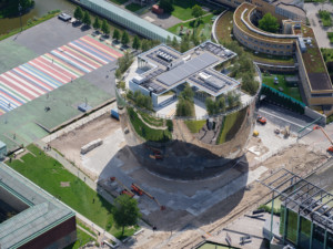 一位被反映的，碗状的大厦的鸟瞰图在荷兰