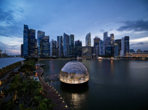 在新加坡地平线前面的浮动苹果商店圆顶