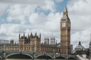 大本钟在伦敦的照片，不是英国住房的例子